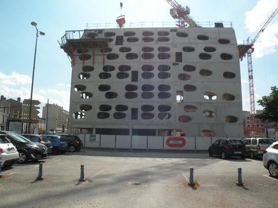  immeuble en chantier avec fenêtres arrondies